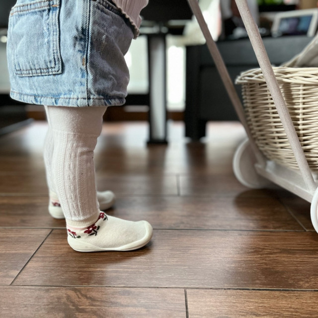 Ggomoosin 學步襪鞋 - 嫣紅山茶花