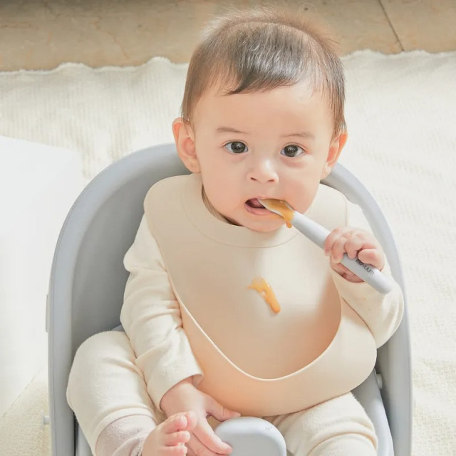 MOYUUM 韓國 白金矽膠寬口立體圍兜