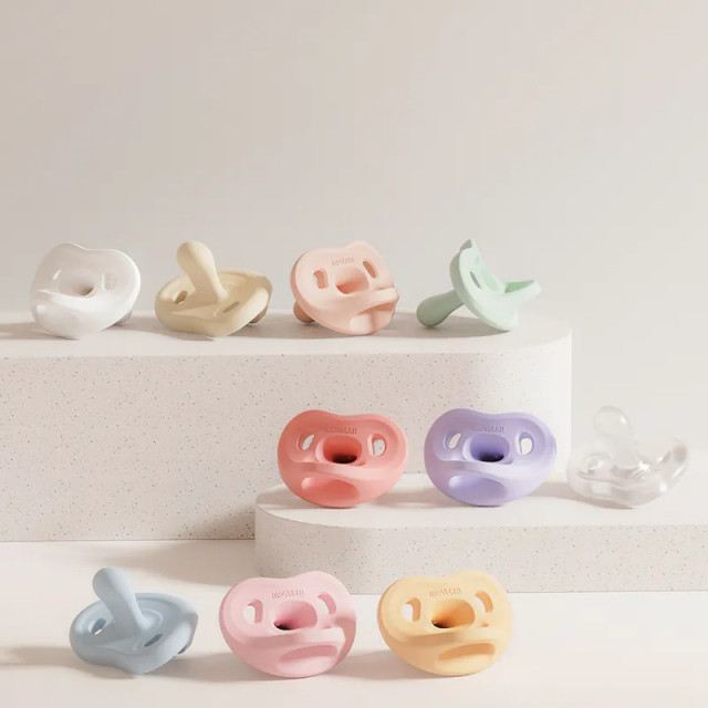 MOYUUM 韓國 全矽膠微笑奶嘴收納盒組