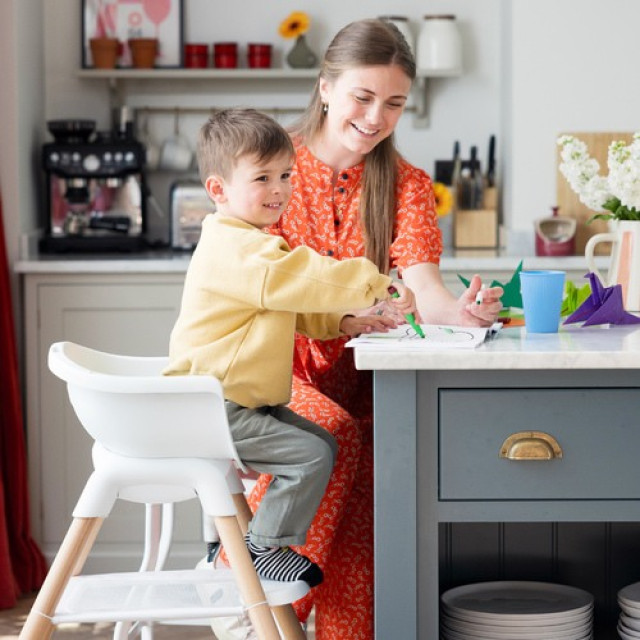 Joie chestnut™多功能木頭餐椅