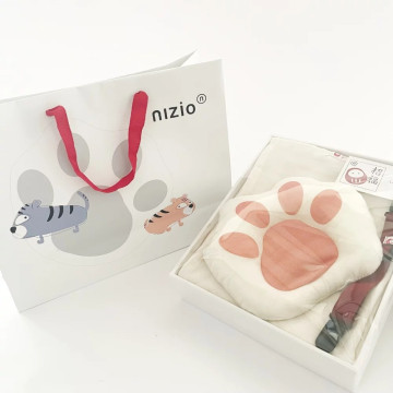 nizio 招福掌隨⾝枕包⼱禮盒組